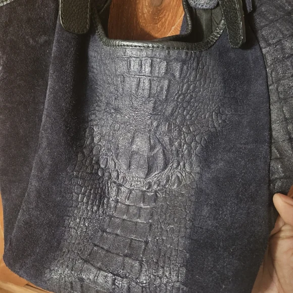 Vera Pelle Women's Navy Crocodile Leather and Suede Large Hobo Handbag - Picture 6 of 11